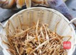 咸鸡黄花菜煲的做法图解1