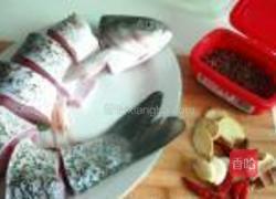 老抽烧鱼块的做法图解1