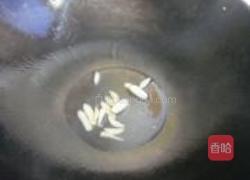 茭白炒木耳的做法图解3