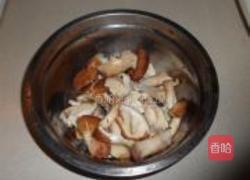 香菇炒卷心菜的做法图解2