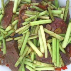 香肠炒蒜薹的做法[图]