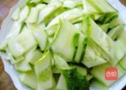 黄瓜片炒香肠的做法图解1