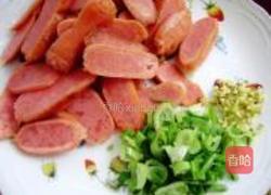 黄瓜片炒香肠的做法图解2
