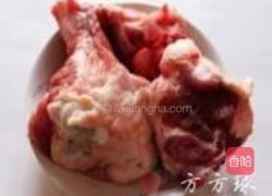 大骨蘑菇丝瓜汤的做法图解1