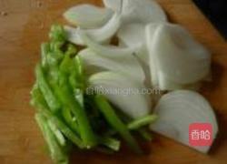 孜然牛肉条的做法图解2