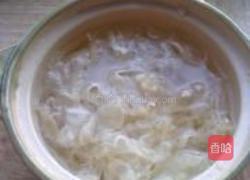 银耳红枣枸杞养颜汤的做法图解1