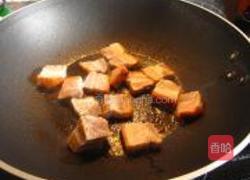 烧肉炒红萝卜的做法图解1