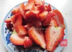 酸奶草莓的做法图解2