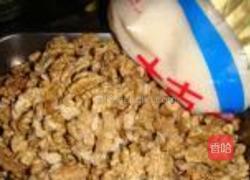 碳烧桃仁的做法图解1