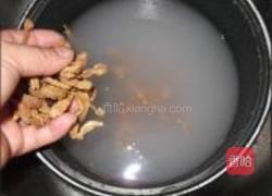 萝卜干炒肉粒的做法图解2
