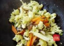 香菇炒菜花的做法图解7