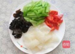 芹菜炒皮肚的做法图解1