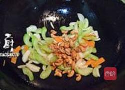 西芹百合炒腰果的做法图解6