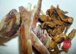 墨鱼干炖大骨的做法图解2