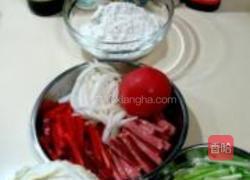 包菜炒面鱼的做法图解1