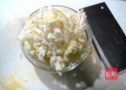包菜炒面鱼的做法图解2
