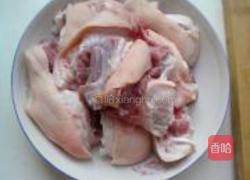 沙茶酱猪蹄的做法图解1