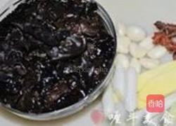 啤酒鱼块炖木耳的做法图解2