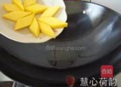 双色南瓜炒白果的做法图解4