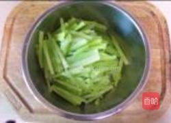 炝拌莴苣条的做法图解3