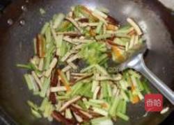 西芹香干小炒的做法图解8