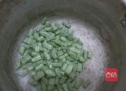 微波炉蒸咸米饭的做法图解1