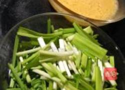 蒜苗炒蛋的做法图解1