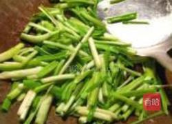 蒜苗炒蛋的做法图解2