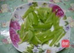 洋葱鸡蛋炒火腿的做法图解2