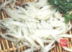 油炸小银鱼的做法图解1