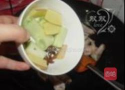 玉米炖鸡爪的做法图解6