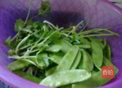 鲜鱿炒荷兰豆的做法图解2