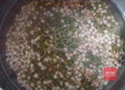 绿豆薏米芡实粥的做法图解2