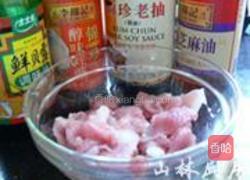 红椒炒肉or肉炒红椒的做法图解1