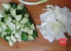 皮蛋元葱炒黄瓜的做法图解1