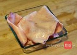 黄豆芽炒猪皮的做法图解1