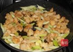 芹菜炒东风螺肉的做法图解6
