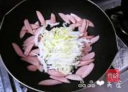 白菜香肠炒面的做法图解3