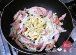 白菜香肠炒面的做法图解4