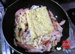 白菜香肠炒面的做法图解5