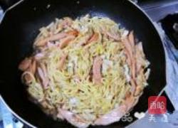 白菜香肠炒面的做法图解7