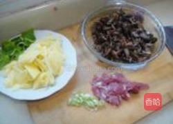 榛蘑土豆片的做法图解2