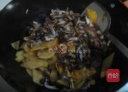 榛蘑土豆片的做法图解5