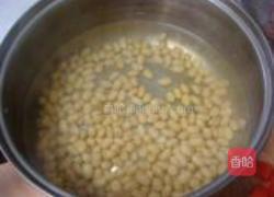 黄豆拌雪菜的做法图解1