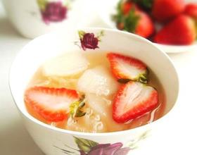 草莓银耳雪梨甜汤