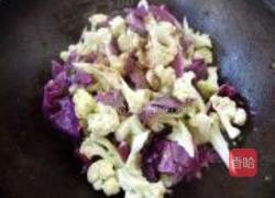 菜花炒紫甘蓝的做法图解5