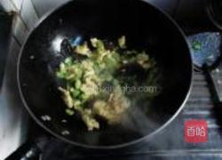 蚕豆木耳炒鸡蛋的做法图解4