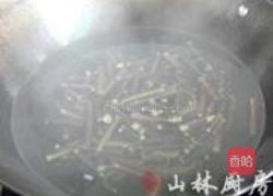 腊肉炒山蕨的做法图解2