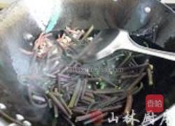 腊肉炒山蕨的做法图解5