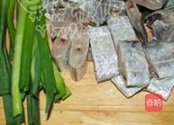 青蒜焖带鱼的做法图解1